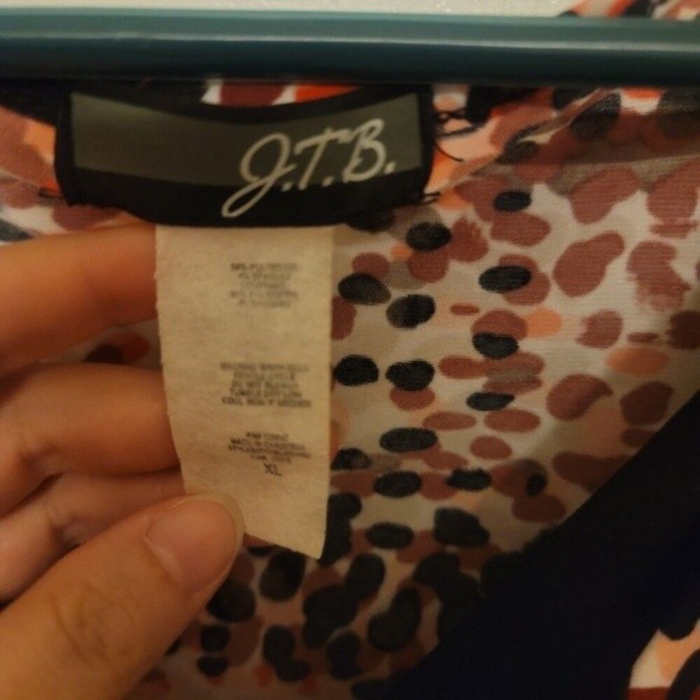 ⭐️ Womens dots patterned JTB stretch material v neck shirt - size 1X - Picture 3 of 3